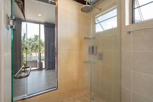 La salle de bains est pourvue d'une douche en verre et d'une fenêtre. dans l'établissement Modern 3BR Pool Access Villa Argent 6, à Ban Muang Mai