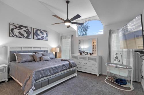 Un dormitorio con una cama y un ventilador de techo. en Wonderful Weston Hills Villa SE Facing Pool, en Orlando