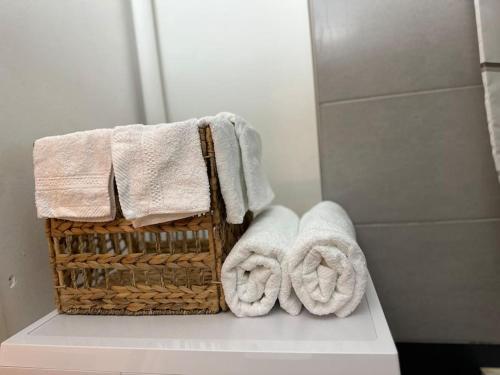 Exotic Spacious Stylish Apartment Retreat في Ris-Orangis: سلة مع المناشف على رف في الحمام