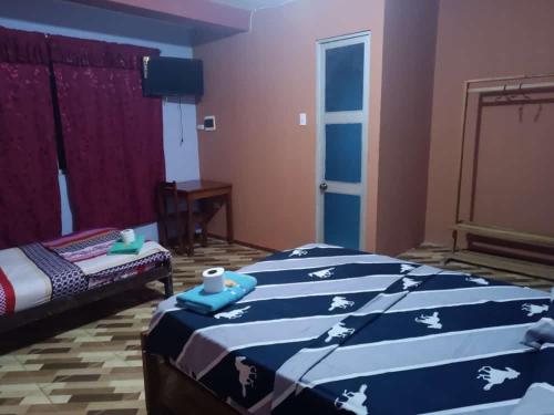 El tío Mero في تينغو ماريا: غرفة نوم بسريرين ذات شراشف زرقاء وبيضاء