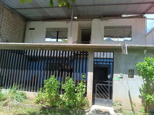 El tío Mero في تينغو ماريا: اطلالة خارجية على مبنى مع بوابة