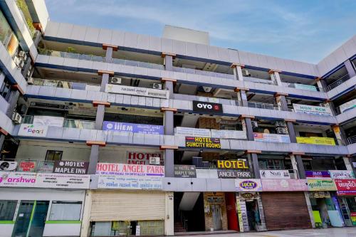 budynek ze znakami na boku w obiekcie OYO Hotel Angel Park w mieście Ahmadabad