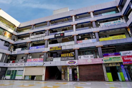 budynek z balkonami i znakami na nim w obiekcie OYO Hotel Angel Park w mieście Ahmadabad