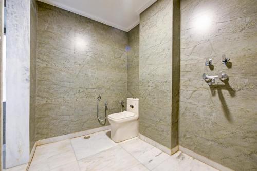 uma casa de banho com um WC e uma cabina de duche. em The Yes Please - Near New Delhi Railway Station- Paharganj em Nova Deli