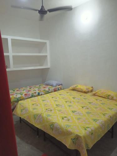 dos camas sentadas una al lado de la otra en un dormitorio en Maharishi Valmiki Homestay, en Ayodhya