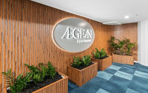 um átrio com um sinal circular numa parede com plantas em Aegean Apartments - Q Stay em Gold Coast