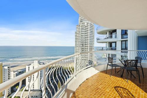 uma varanda com 2 cadeiras e vista para o oceano em Aegean Apartments - Q Stay em Gold Coast