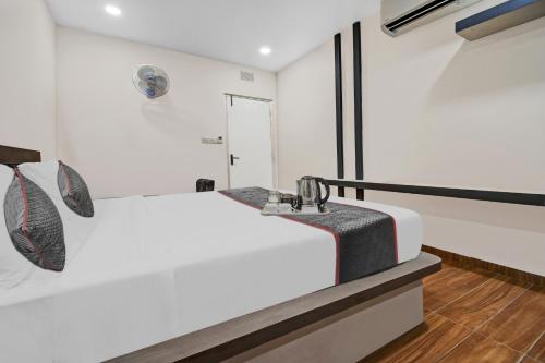 Ένα ή περισσότερα κρεβάτια σε δωμάτιο στο Townhouse OAK Hotel Rudra