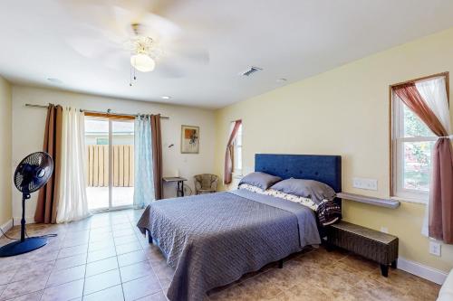 um quarto com uma cama e uma janela em The Peaceful Ocala Bungalow em Ocala