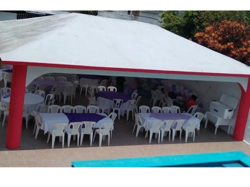 alberca Blass في كواتزاكوالكوس: خيمة بيضاء مع طاولات وكراسي تحتها