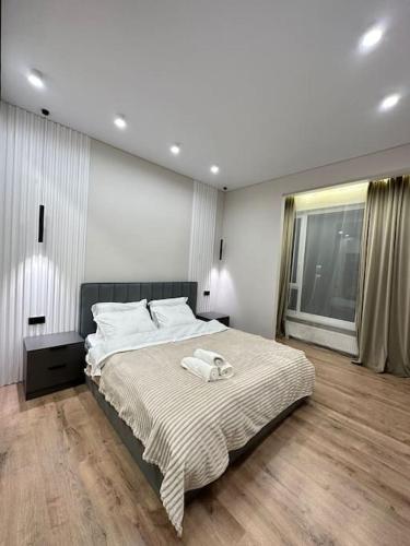 - une chambre avec un lit et 2 serviettes dans l'établissement ЖК2 Estet147, à Almaty