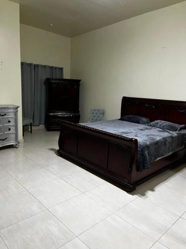 1 dormitorio con 1 cama grande y vestidor en Departamento en Heroica Nogales