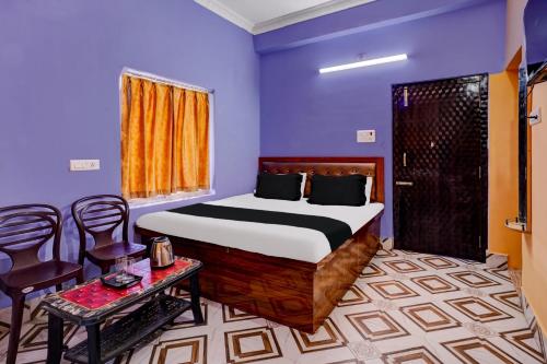 - une chambre avec un lit, une table et des chaises dans l'établissement OYO Flagship HOTEL OM PALACE & BANQUET HALL, à Deoghar