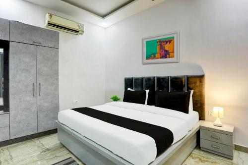 a bedroom with a large bed in a room at OYO Flagship The Ashoka hotel restaurant and banquet in Kānpur