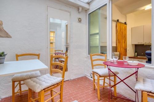 um quarto com uma mesa e cadeiras e uma cozinha em Albertas Furnished studio em Aix-en-Provence