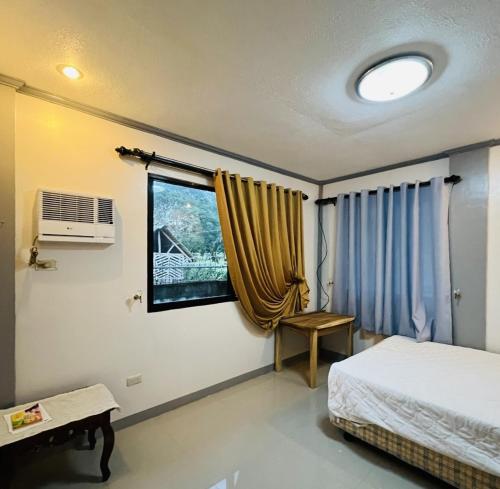 sypialnia z łóżkiem i oknem w obiekcie Zack's Cabin w mieście Matinao