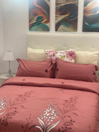 - une chambre avec un lit doté de draps et d'oreillers rouges dans l'établissement Alojamiento los Abuelos 3, à Icod de los Vinos