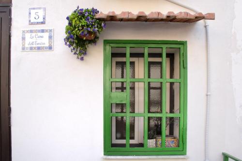a green window on the side of a building at LA CASA DELL'EMIRO in Misilmeri