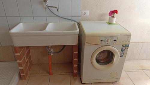 a sink and a washing machine in a bathroom at Casetta di campagna da Enzo in Rilievo
