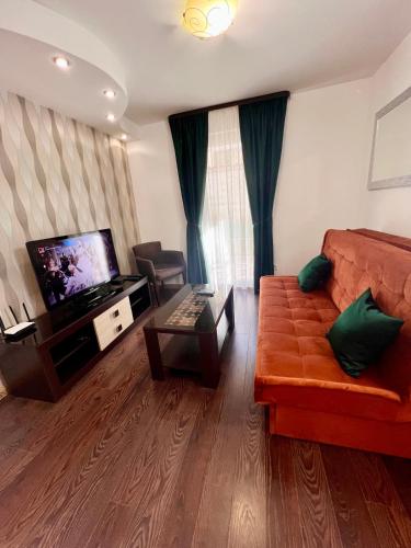 ein Wohnzimmer mit Couch und Fernseher in der Unterkunft Guesthouse Civovic in Bar