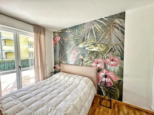 um quarto com um grande mural de flores na parede em Garden Apartment em Arezzo
