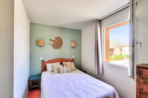 une chambre avec un lit et une fenêtre dans l'établissement La résidence du Lac - maeva Home - Maison atypique 3 pièces 6 personnes - Prestige - super Home MAE-2884, à Monflanquin