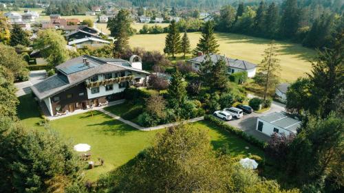 an aerial view of a large house with a yard at Villa Waidblick in Ledenitzen