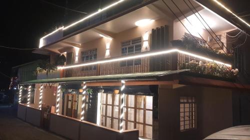 ein Gebäude mit Lichtern an der Seite in der Nacht in der Unterkunft Choice Home Stay in Kalimpong
