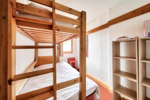 Ce lit superposé se trouve dans un dortoir doté de lits superposés. dans l'établissement Résidence Plagne Lauze - maeva Home - Appartement 3 pièces 6 personnes - S 674, à Mâcot La Plagne