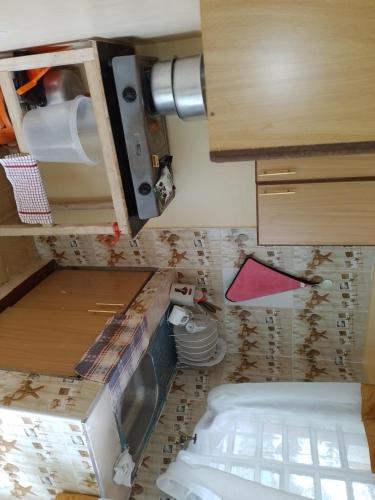 KamondoにあるEagles Haven Apartments Githunguriの床に混乱したキッチンが備わります。