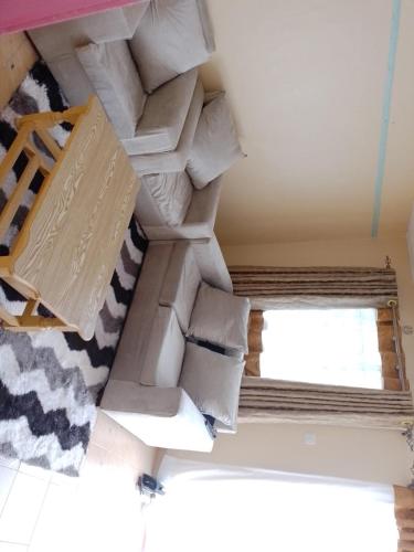 KamondoにあるEagles Haven Apartments Githunguriの部屋の天井に敷き詰められた紙タオル