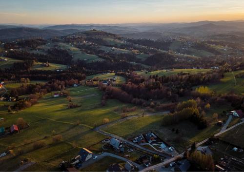- une vue aérienne sur un village dans les collines dans l'établissement Domki Widokówki, à Koniaków