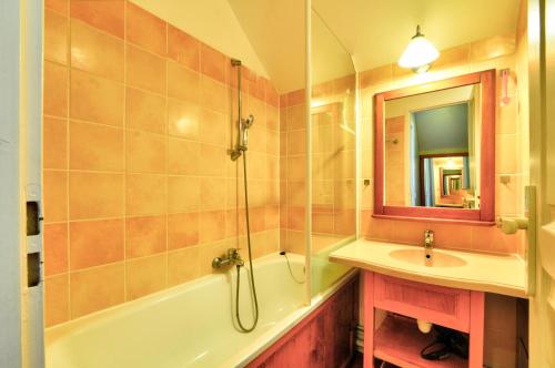 une salle de bain avec une baignoire, un lavabo et une douche dans l'établissement La résidence du Lac - maeva Home - Maison 3 pièces 6 personnes - Prestige MAE-3761, à Monflanquin