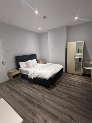 a bedroom with a bed and a mirror in it at Spencer bridge Rooms by AFL in Northampton