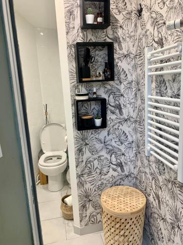 La salle de bains est pourvue de toilettes et de papier peint noir et blanc. dans l'établissement Chez Tess, à Metz