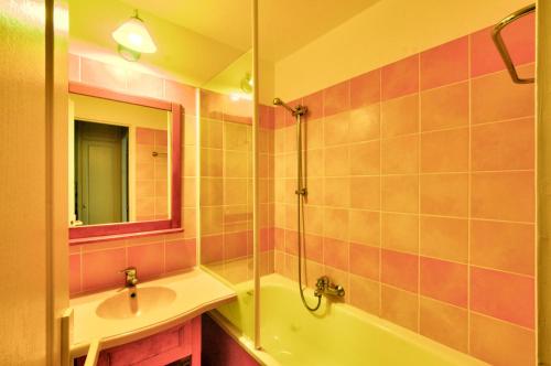 une salle de bain avec une baignoire, un lavabo et une douche dans l'établissement La résidence du Lac - maeva Home - Appartement 2 pièces 4 personnes - Sélection MAE-1511, à Monflanquin