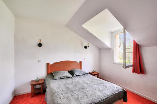 une chambre avec un lit et une fenêtre dans l'établissement La résidence du Lac - maeva Home - Appartement 2 pièces 5 personnes - Sélection MAE-9921, à Monflanquin