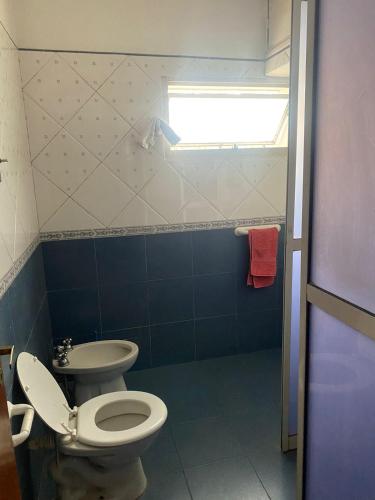 ein Bad mit einem WC und einem Waschbecken in der Unterkunft Conti House in Capilla del Monte