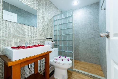 ein Badezimmer mit Waschbecken und Toilette in der Unterkunft La Vista Patong Hotel in Patong Beach