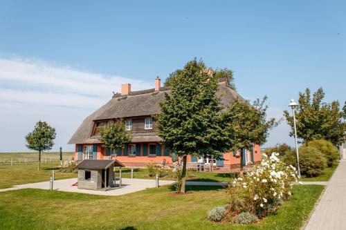 ein großes Haus mit einem Pavillon davor in der Unterkunft Rügen-Ferienhof in Ummanz
