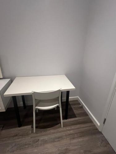 a white table and a white chair in a room at Spencer bridge Rooms by AFL in Northampton