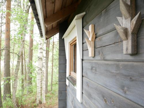 a window on the side of a cabin in the woods at Mökki Aapola in Puumala