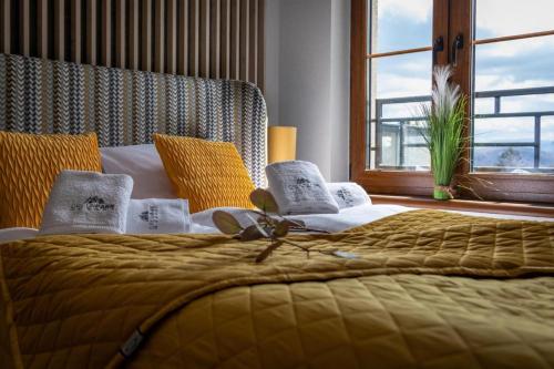Apartament C2 Green Resort z Basenem, Sauną, Jacuzzi - 5D Apartments tesisinde bir odada yatak veya yataklar