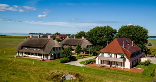 an aerial view of a large house with a driveway at Rügen-Ferienhof in Ummanz