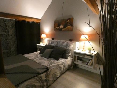 een kleine slaapkamer met een bed en 2 lampen bij La Closerie DAUVILLIERS in Roinville