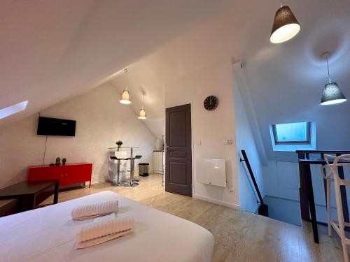 - une chambre avec un lit et une table dans l'établissement ARAGO4 - Studio Le Perchoir, à Tours