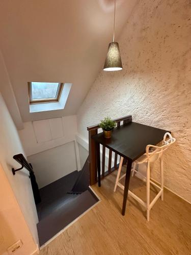 une table et une chaise dans une pièce dans l'établissement ARAGO4 - Studio Le Perchoir, à Tours