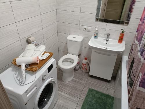 uma casa de banho com uma máquina de lavar roupa e um lavatório em новобудова ЖК Яровиця, смарт тв em Lutsʼk