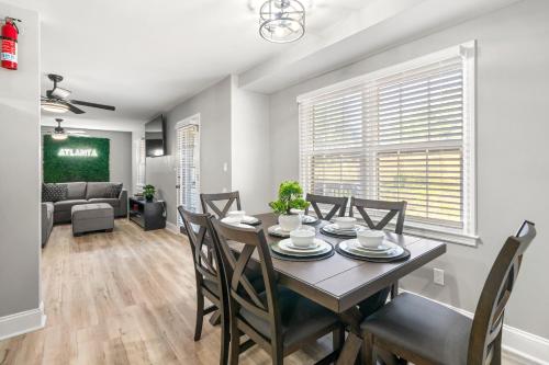 亚特兰大Opulent Haven Retreats的用餐室以及带桌椅的起居室。
