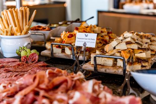 Comida en o cerca de este apartahotel
